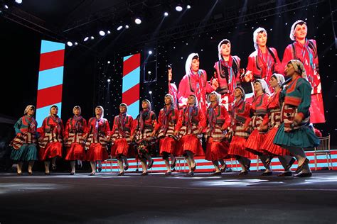  Horonların Hırçını Duyumsal bir Yolculukla Keşfetme:  Karadeniz Horonunun Ritmik Dokusuna Dalın